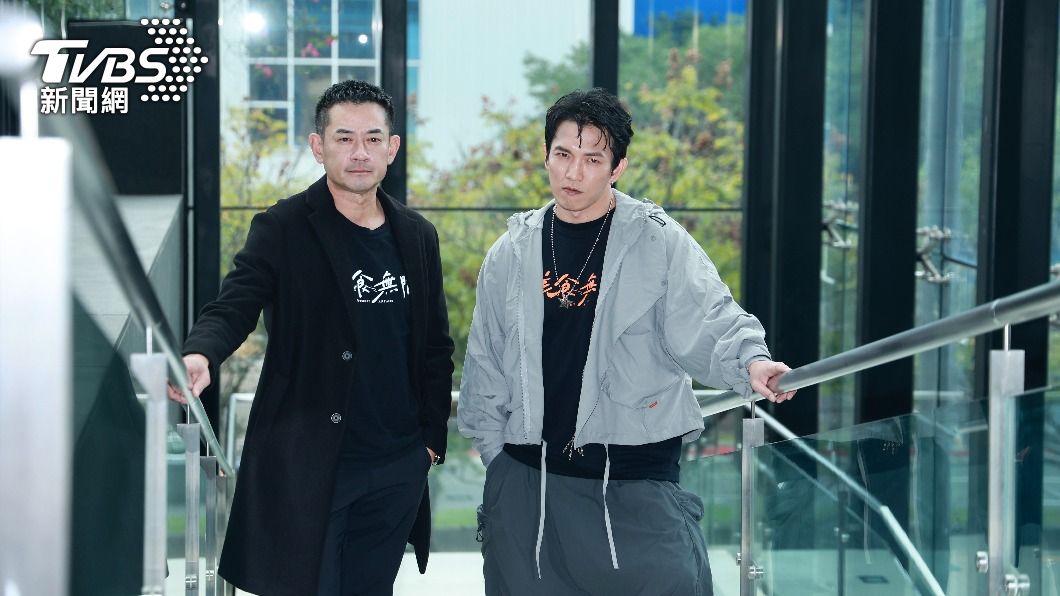 柯叔元（左）、黃尚禾在影集《美食無間》飾演黑道老大。（圖／黃城碩攝）