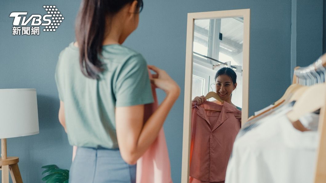 買了衣服不知道怎麼搭配困擾許多女生。(示意圖,非當事人/shutterstock達志影像)