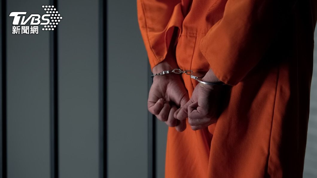 受刑人攜幼子坐牢情緒失控 又咬又推台中女監管理員撞牆