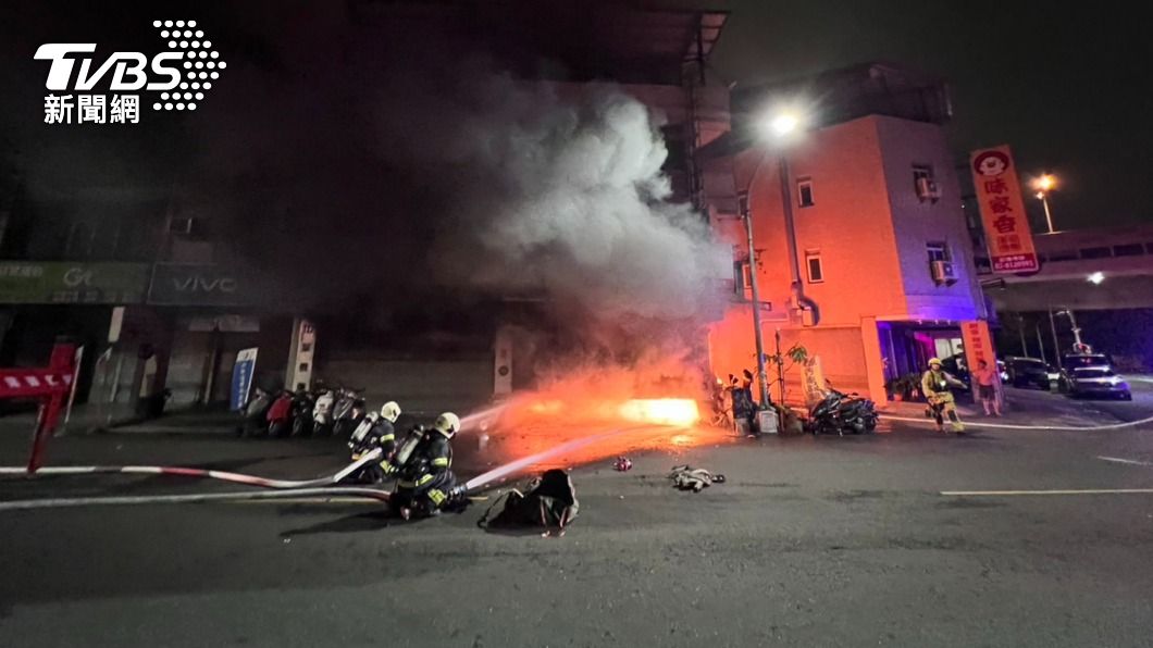 爆炸聲不斷!高雄機車行深夜不明原因起火 4人一度受困
