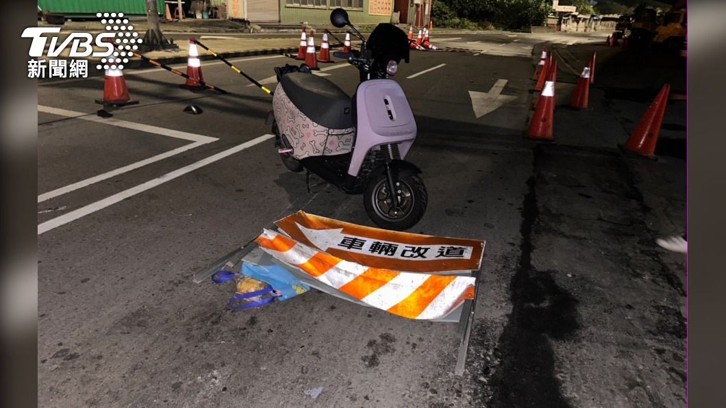 妹載姊回家遇強風吹倒「施工告示牌」 騎車輾過慘摔倒地