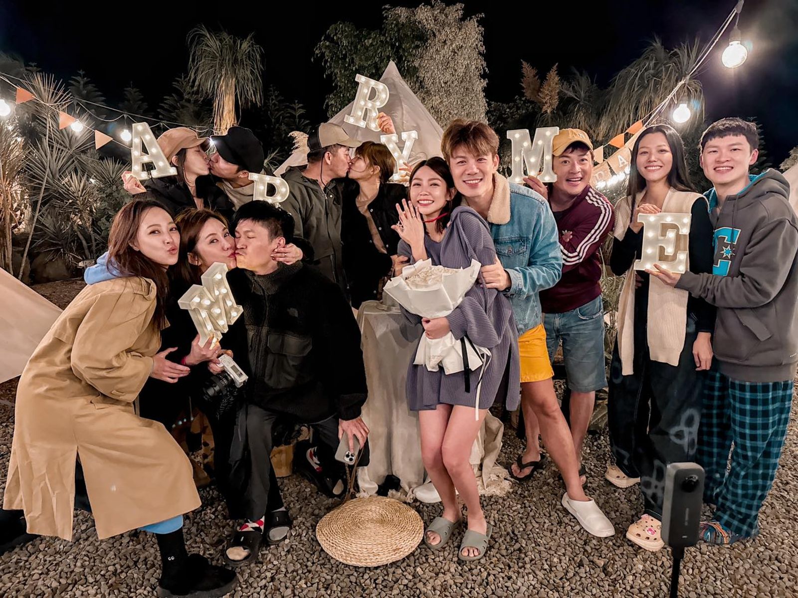 曾智希被求婚,好友受到氣氛感染一起放閃。(圖/翻攝自曾智希 Simba臉書)