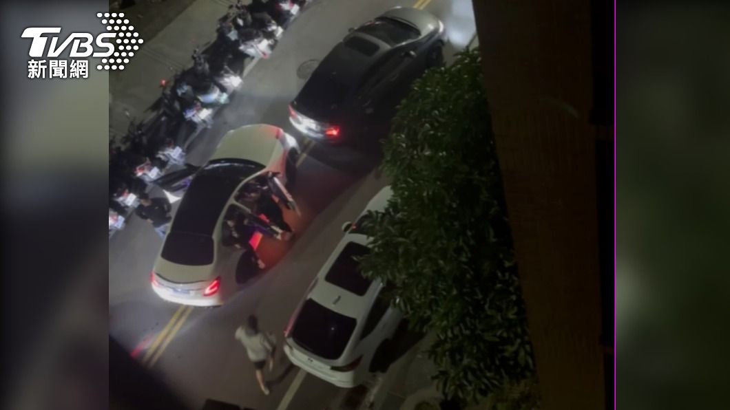 曾男等人從車上拿鎮暴槍朝鍾男車輛射擊。(圖/TVBS)