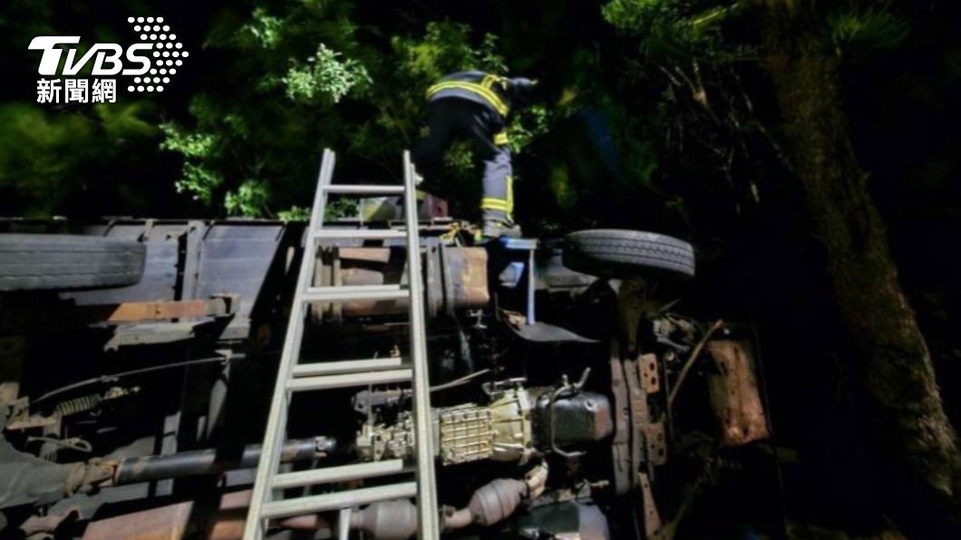 自撞車禍造成婦人右膝蓋疼痛。(圖/澎湖縣消防局提供)