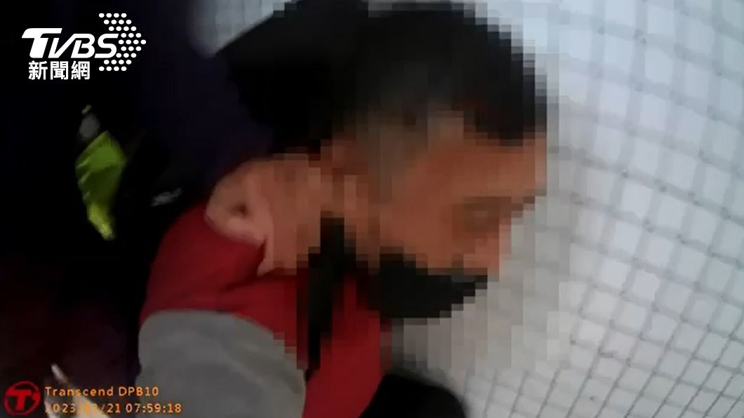 持利剪作勢攻擊路人的馬男被警方上銬逮捕。(圖/TVBS)