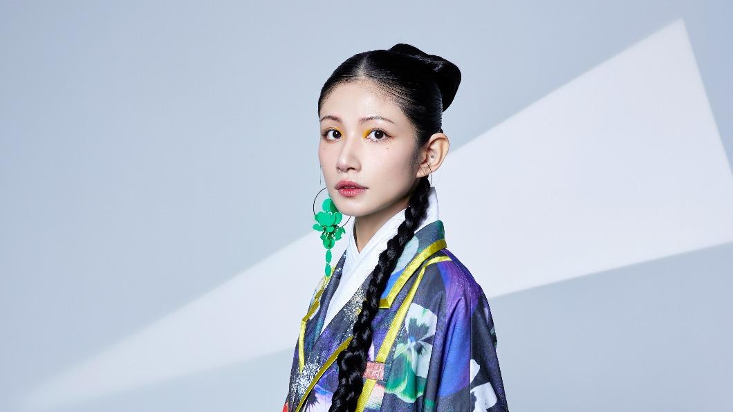 李千娜挺5個月孕肚唱跨年 黃尚禾台下「1舉動」護妻超閃