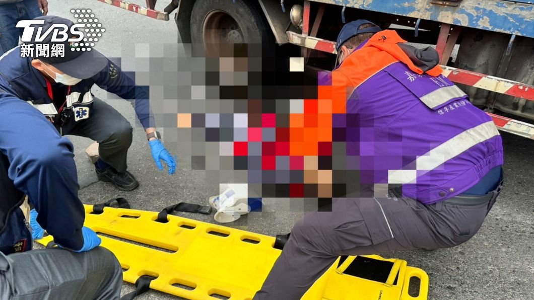 快訊/嘉義8旬老婦走路口遭運菜小貨車捲入 送醫不治