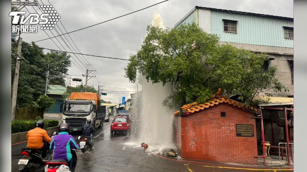 五股驚見大噴泉!曳引車倒車撞斷消防栓 自來水爆噴3樓高