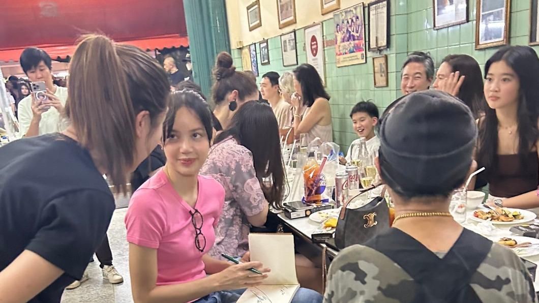 Lisa和三星小公主李元珠（右咖啡色衣）在曼谷路邊餐廳用餐。（圖／翻攝自我又用small号发东西了微博）