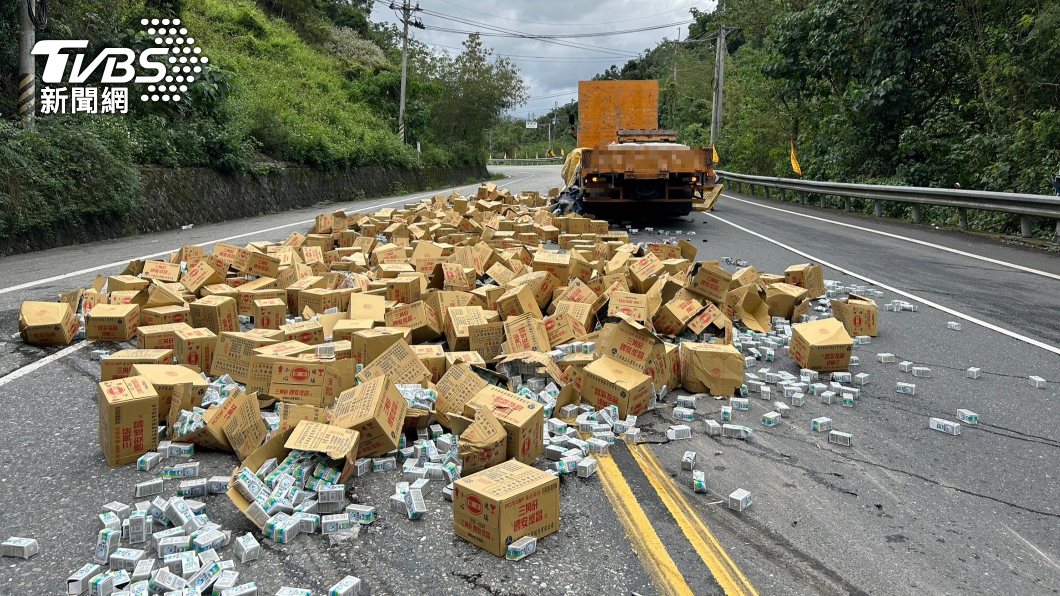 花蓮台9線貨車疑過彎過快 6千罐「感冒糖漿跳車」噴濺佔車道