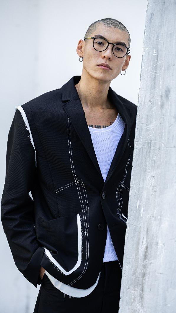 杜威的太平洋寬肩扛出道竟被笑說是麻將桌。（圖／丹藍國際提供提供）