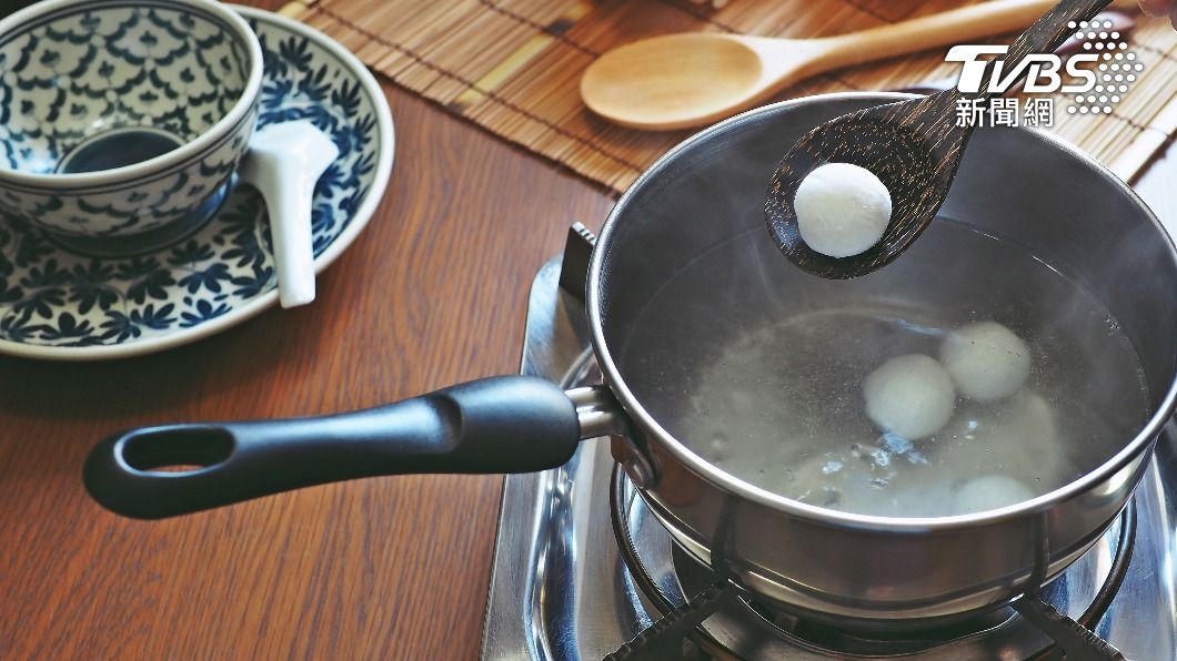 等水滾後再下湯圓。(示意圖/shutterstock達志影像)