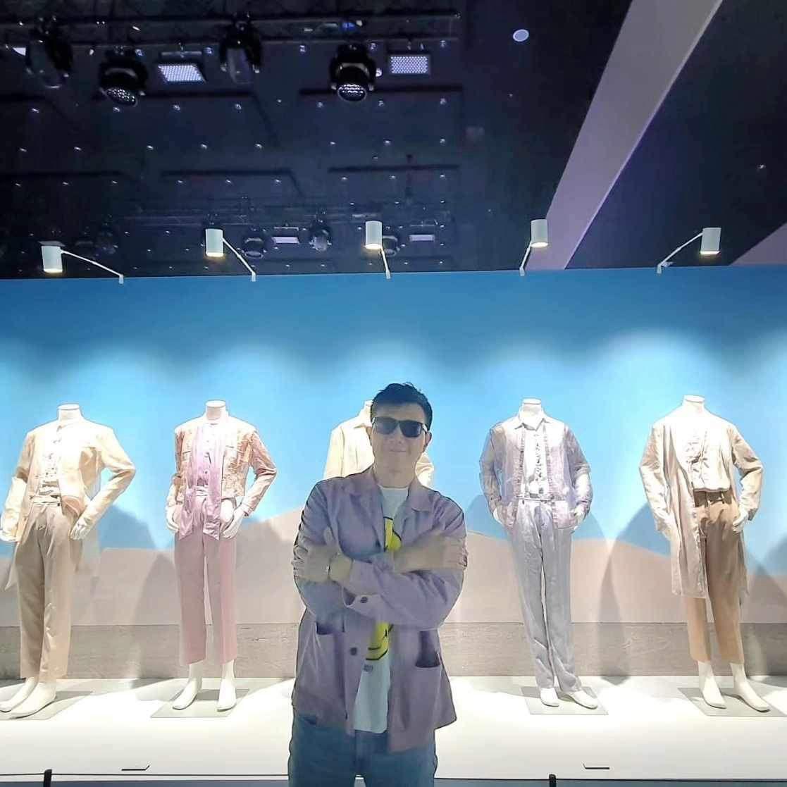 蔣偉文特別在展出的打歌服前拍照留念。(圖/iMe TW提供)