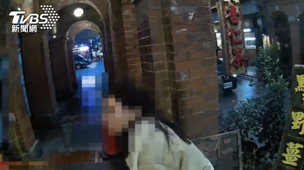 女子在三峽老街喝杏仁茶時被警方逮捕。(圖/TVBS)