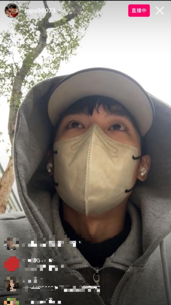 耀樂開直播罵人。（圖／翻攝自耀樂IG）