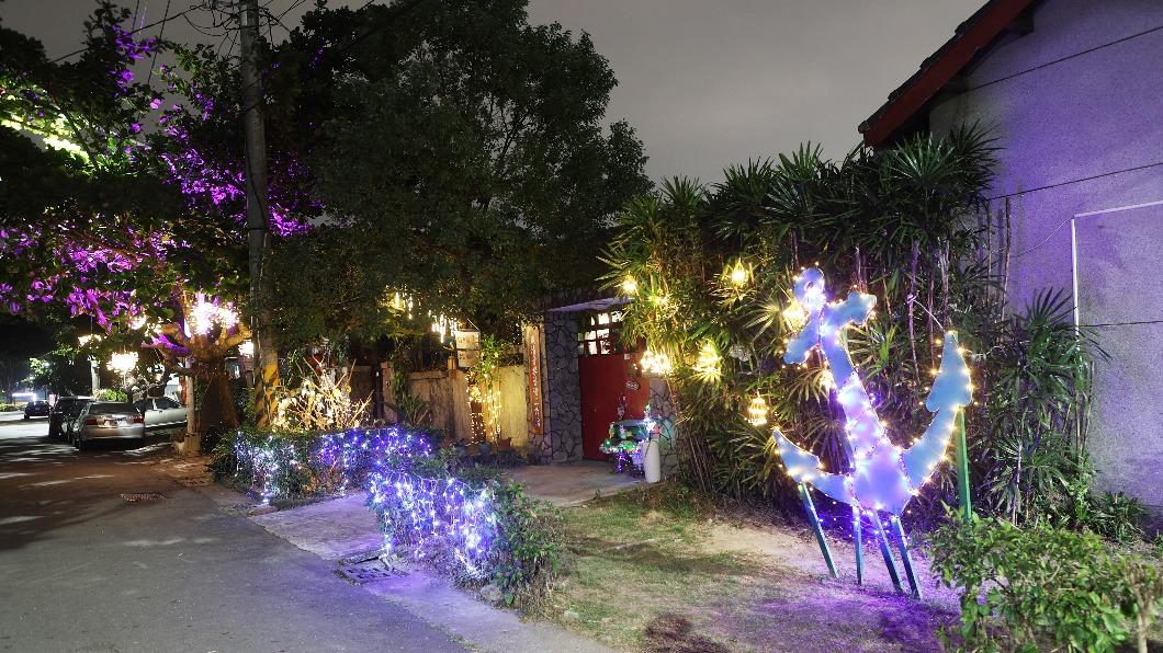 家家戶戶依照住家獨特外型佈置各種大小燈飾。(圖/民眾提供)