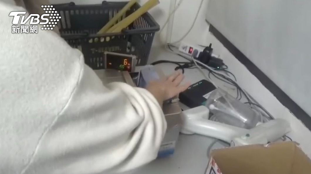 警方扣得點鈔機2台、手機8支等涉案證物。(圖/TVBS)
