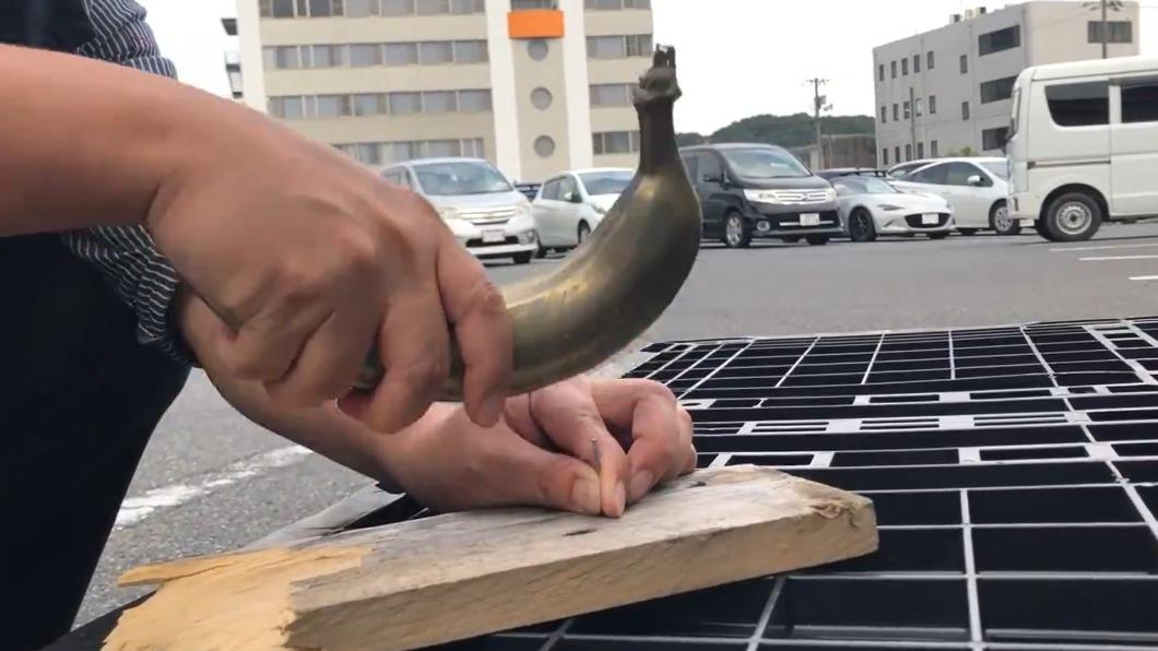 工廠示範香蕉用途。(圖/翻攝自IRON FACTORY IKEDA推特)