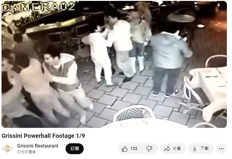 員工得知中獎時興奮的互相擁抱。(圖/ 翻攝自YouTube@Grissini Restaurant)