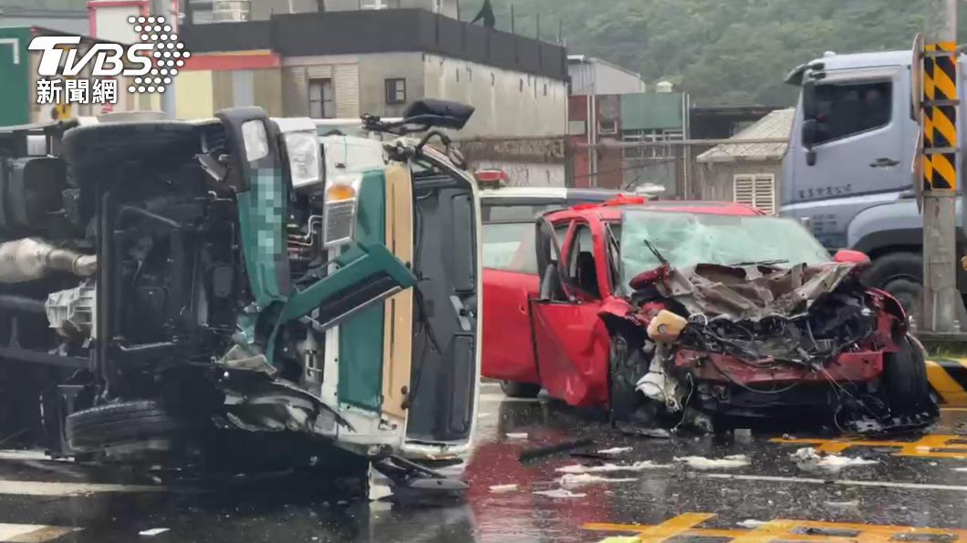 宜蘭轎車闖紅燈 高速撞飛貨車「左翻覆90度」原地轉圈