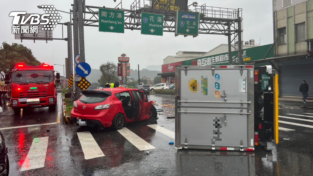 被撞飛的貨車往左側翻覆。（圖／TVBS）