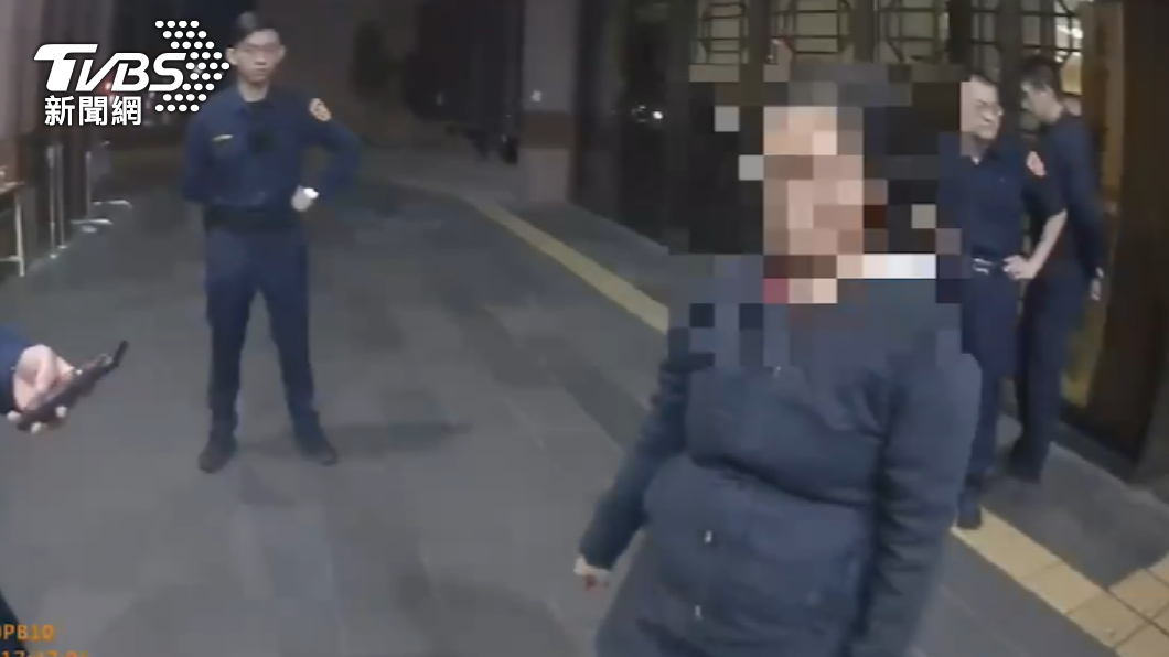 婦人因竊盜案前往台北地檢署,卻又再偷吃外送餐點。(圖/TVBS)