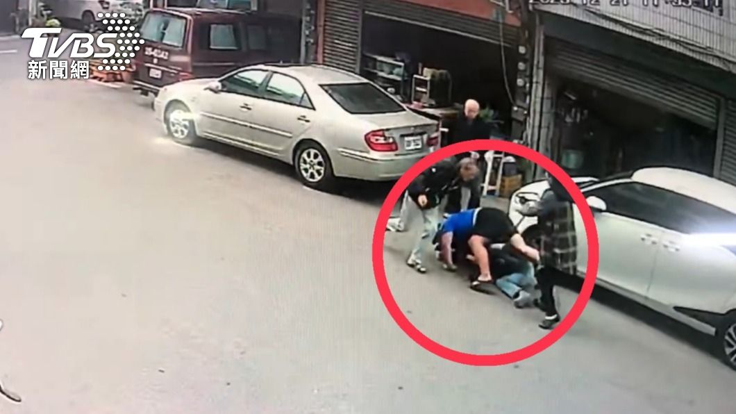 以為鄰居來尋仇!台南麵店老闆拔刀猛砍 下秒慘被壓地猛揍