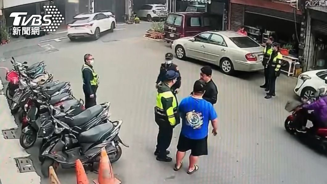 警方依恐嚇、傷害罪嫌將周男移送,另依傷害罪嫌將張男移請台南地檢署。(圖/TVBS)
