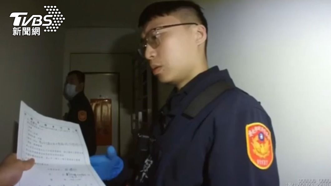 警方獲報趕抵情侶倆租屋處。(圖/TVBS)
