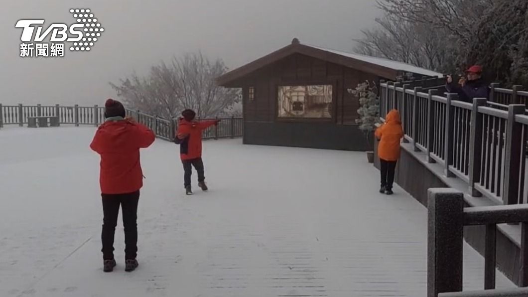 冷到下雪了。(圖/TVBS)