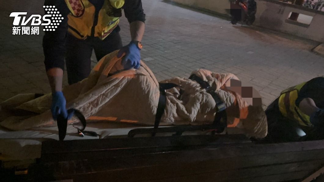 冷吱吱!街友「腦出血」裸下身倒地 暖警送醫和死神搶命