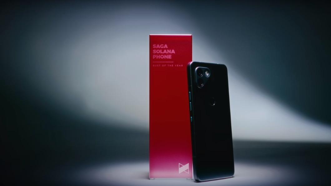 被評為「年度最爛」的Saga Solana Cryptophone。（圖／翻攝自YouTube@MKBHD）