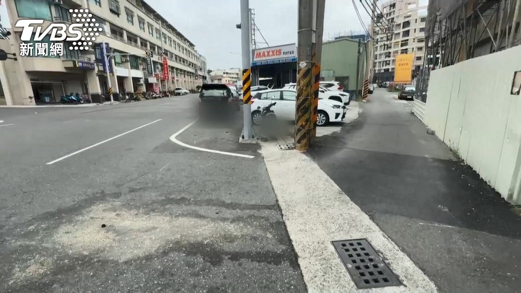 台南騎士車禍摔進汽車底盤亡 女車主被送辦喊冤:我停白線
