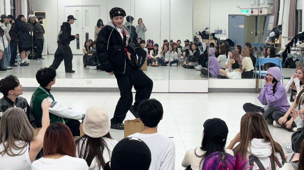 蔡朕向未來少女們傳授表演秘訣。（圖／踢帕娛樂提供）