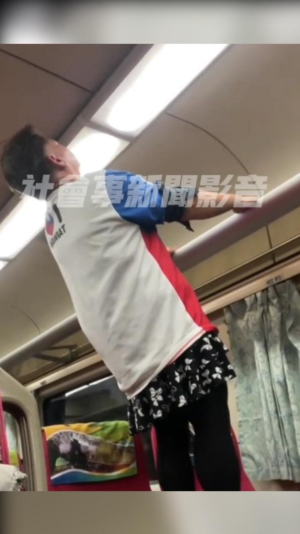 張姓婦人手抓著行李架。（圖／翻攝自黑色豪門企業）