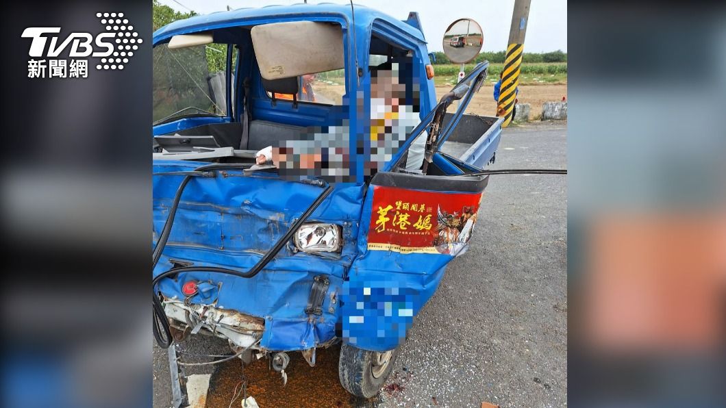 台南麻豆兩貨車路口對撞「車頭凹爛」 7旬駕駛斷腿夾困