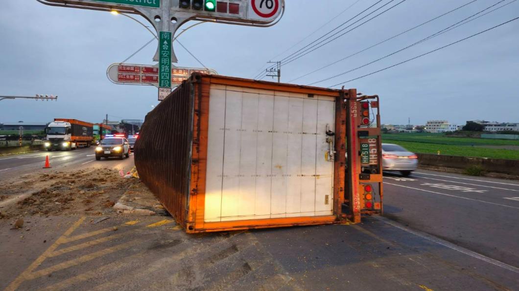 台南大貨車自撞「翻肚」躺安全島 號誌桿斷裂警急疏導