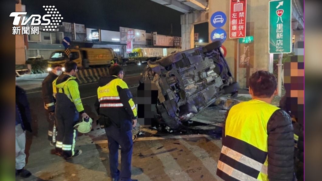 賓士違規迴轉直行休旅車撞上「360度翻轉」　害駕駛重傷昏迷