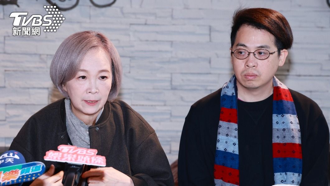 熊美玲（左）曾因深陷喪偶之痛，在大兒子林雨果建議下一起進行心理諮商。（圖／黃城碩攝）