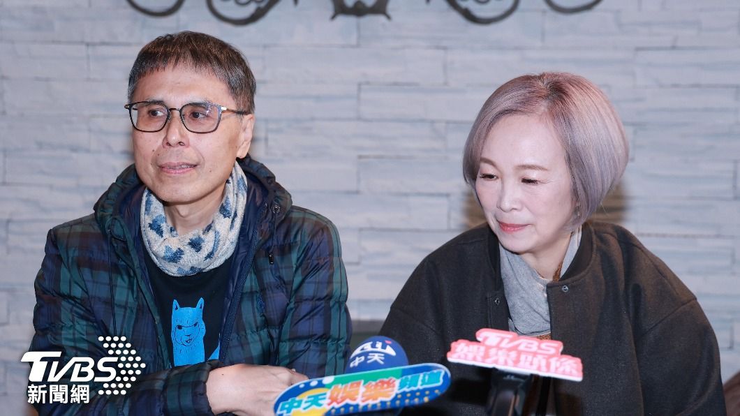 熊美玲（右）在音樂製作人何厚華協助下完成專輯。（圖／黃城碩攝）