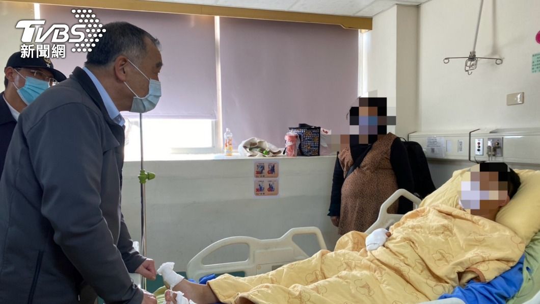 國防部長邱國正到海總慰問受傷官兵。(圖/TVBS)
