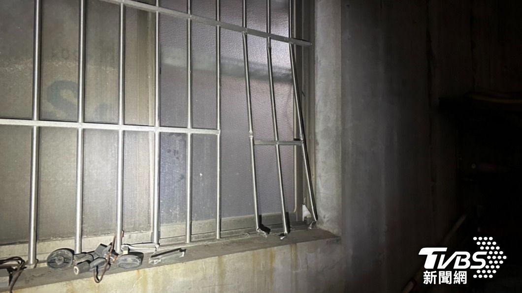 警方發現瓦斯行鐵窗遭到工具橇開，懷疑鍾男仍在內行竊。（圖／TVBS）