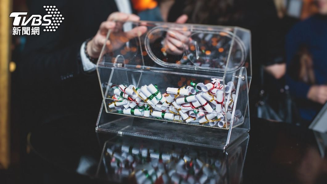 尾牙員工最期待的便是抽獎環節。(示意圖/shutterstock 達志影像)