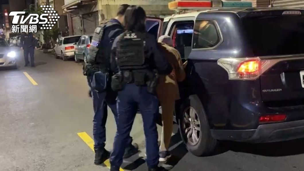 警方依據老翁年齡、衣著等特徵立即啟動協尋，請線上巡邏警網加強查找。（圖／TVBS）