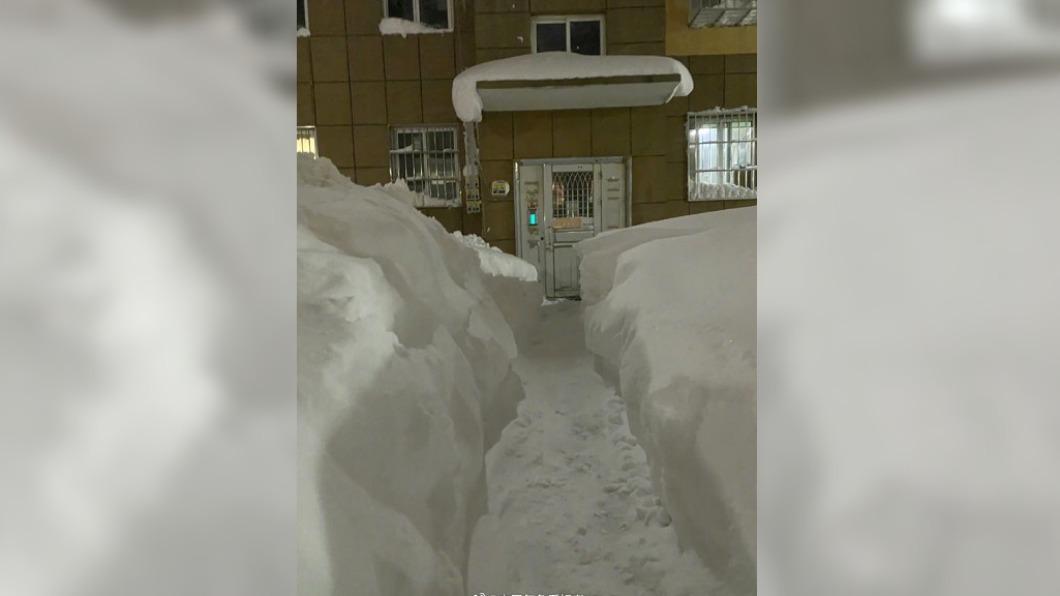 寒流影響,中國大陸部分地區積雪嚴重。(圖/翻攝自微博)