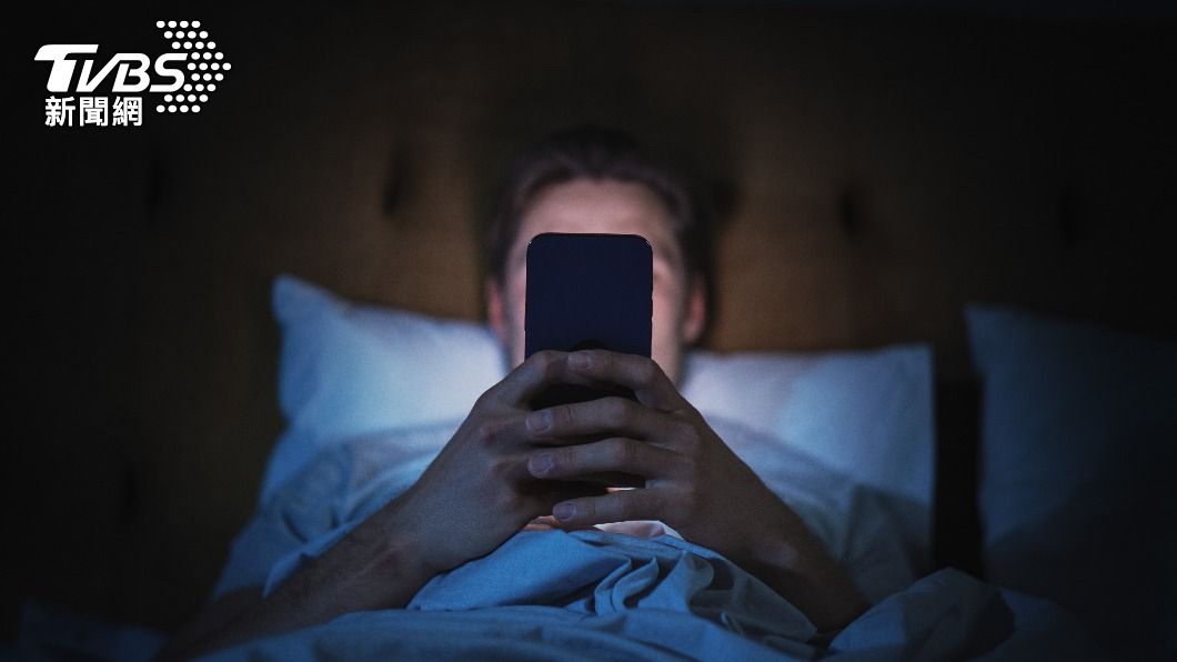 游男騙到少女裸照後,頻要脅性交。(示意圖,非當事人/shutterstock達志影像)