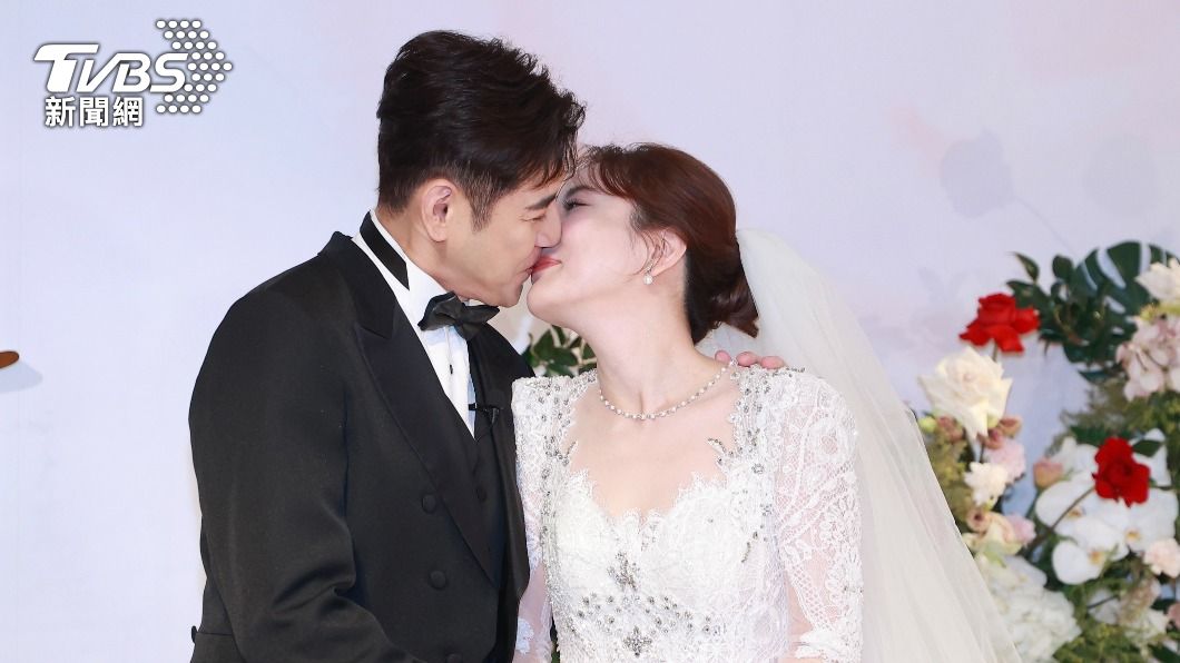 陳熙鋒與老婆Karen(魏綺萱)在婚宴上甜蜜放閃。(圖/黃城碩攝)