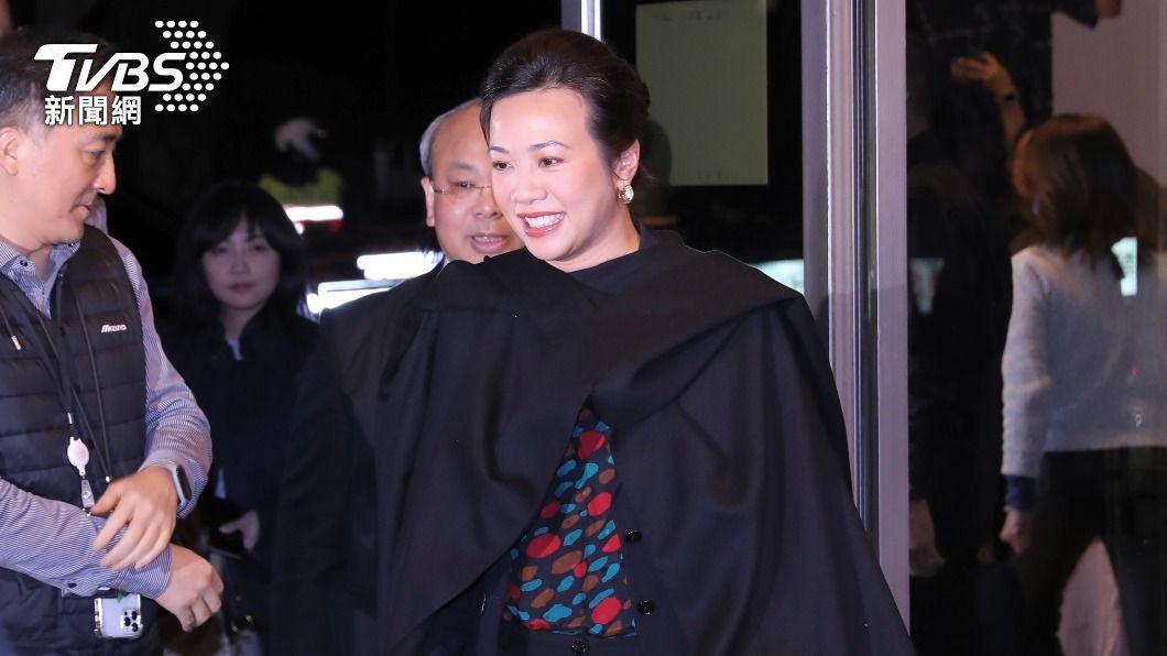 觀察/一改嗆辣作風!吳欣盈「變讀稿機猛吃螺絲」 全中文也難加分