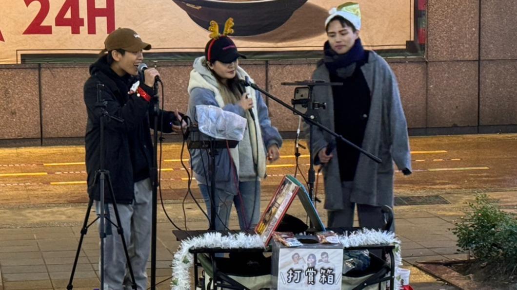 曾靜玟(左)、黃詩甜和蔣玉傑平安夜時也將在信義區街頭演出。(圖/以馬內利音樂工作室提供)