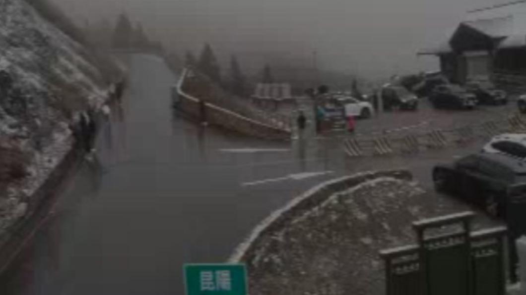 昆陽停車場也被白雪覆蓋。(圖/翻攝自即時影像監視器畫面)